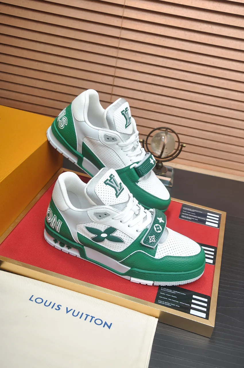 Men's shoes 💰660💶Original development, quality shipping, welcome to compare - LV sneaker series LV Trainer Maxi sneakers introduce the loose silhouette of the ready-to-wear series into the LV Trainer sneaker design written by Virgil Abloh, making an eye-catching appearance in the spring and summer men's wear shows. The cow leather upper is combined with rough fabric laces, and colorful beading highlights the brand's classic elements. LV letters mark the tongue and Monogram floral outsole. Mixed materials Made of first-layer cowhide, wrapped in imported custom-printed denim, thick shoelace design, large Monogram print on the side, "lv 54" badges on the tongue and heel, rubber outsole decorated with Monogram flowers, mesh lining and cotton feet, the comfort is as extreme as ever, premium heritage, quality first, worth owning! Size: Women's 35-39 (customized at 40, non-refundable) Men's 39-45 (customized at 38.46, non-refundable) ♡Full set of packaging with original gift box